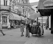 70955 Gezicht in de Steenweg te Utrecht, met winkelend publiek; op de achtergrond de panden Steenweg 15 -lager.
